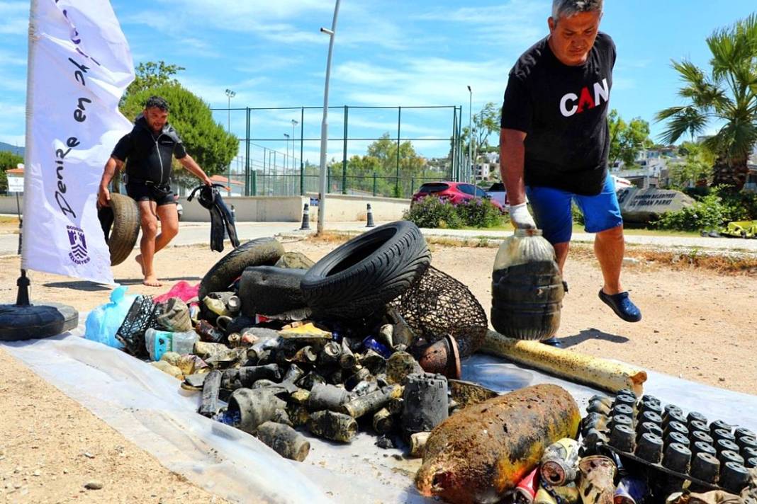 Bunu balıklar yıkansın diye mi denize attın! Deniz dibi temizliğinde 'Pes' dedirten görüntüler... 14